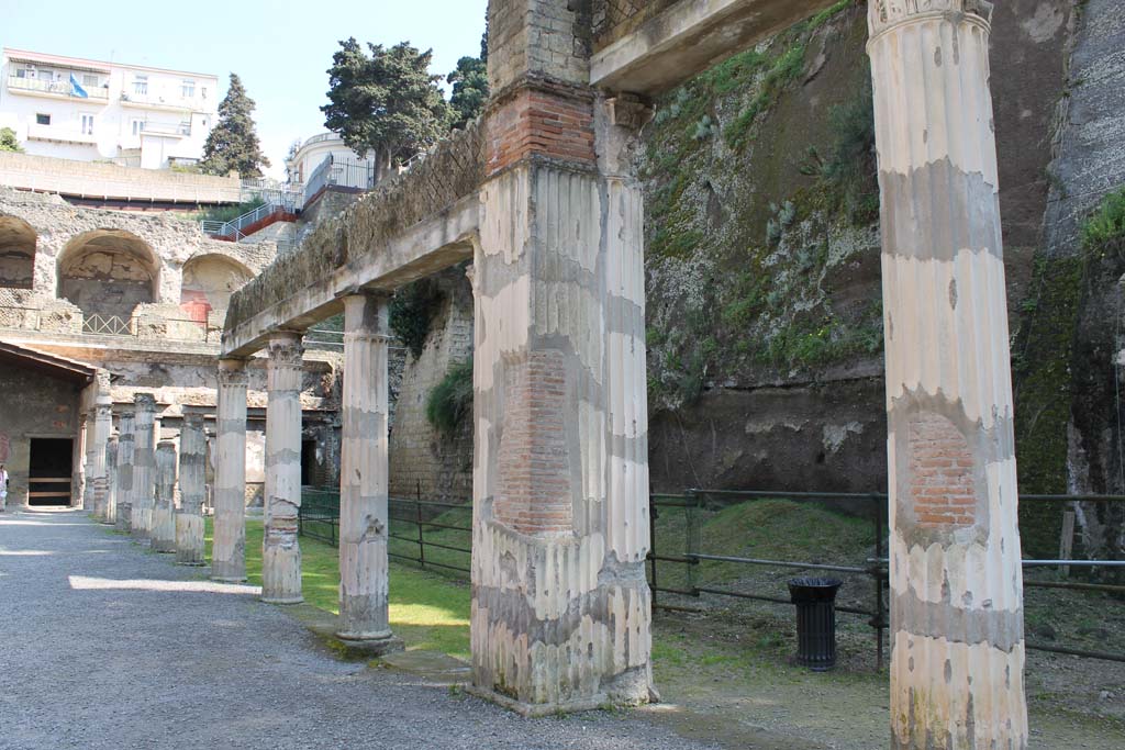 Ins. Orientalis II.4, Herculaneum, March 2014. Columns on west portico.
Foto Annette Haug, ERC Grant 681269 DÉCOR
