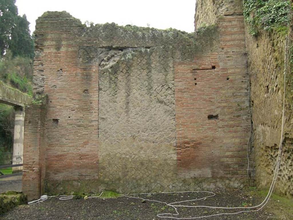 Ins Or II, 4, Herculaneum. December 2004. South wall of rectangular area, on north side of the three central rooms.
Photo courtesy of Nicolas Monteix.

