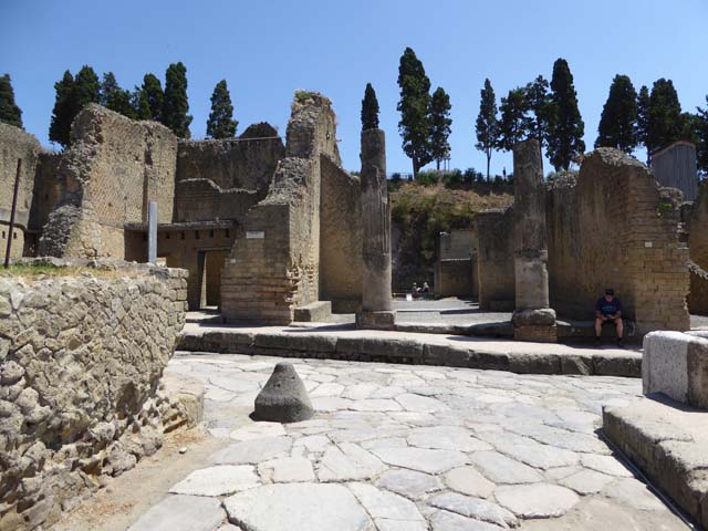 Ins. Or. II.4 Herculaneum, July 2015. Looking east from end of Decumanus Inferiore, across Cardo V, towards entrance doorway.
Photo courtesy of Michael Binns.
