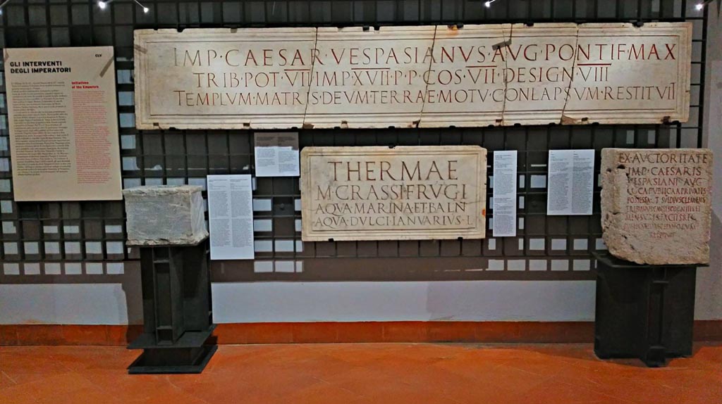 Naples Archaeological Museum, Epigraphic Gallery, June 2017. 
Marble plaque found in Cardo V at entrance to Palaestra, at top. Photo courtesy of Giuseppe Ciaramella.

