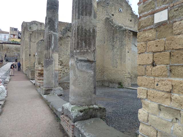 Ins. Orientalis II 4, Herculaneum, September 2015.Looking east from entrance doorway.