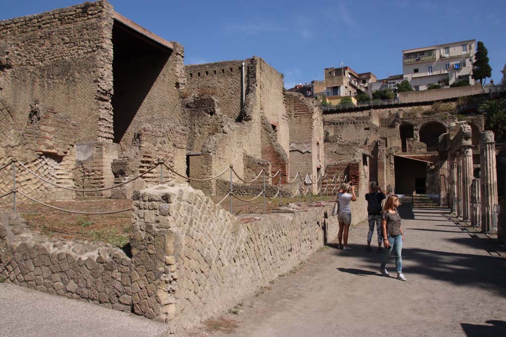Ins. Orientalis II 4, Herculaneum, September 2015.  Looking towards north wall of large room on north side of large entrance hall.
