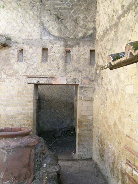 Ins Or II, 5, Herculaneum. May 2004. Looking east across south side of workshop-room. 
Photo courtesy of Nicolas Monteix.
