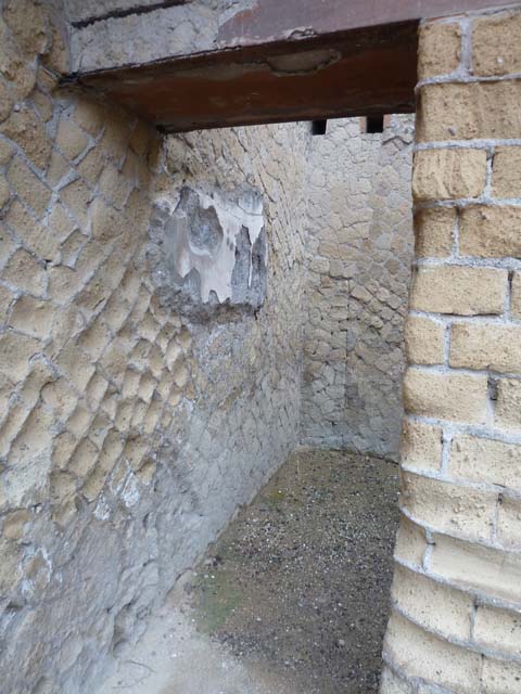 Ins. Orientalis II.5, Herculaneum. September 2015. 
Looking towards north wall of rear room from doorway. 
