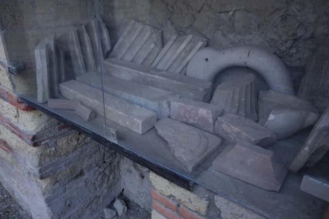Ins. Orientalis II.5, Herculaneum. October 2014. Display of marble items in recess in south wall of workshop.  Photo courtesy of Michael Binns.

