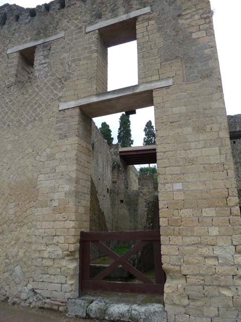 Ins. Orientalis II.7, Herculaneum. September 2015. Looking east through entrance doorway.