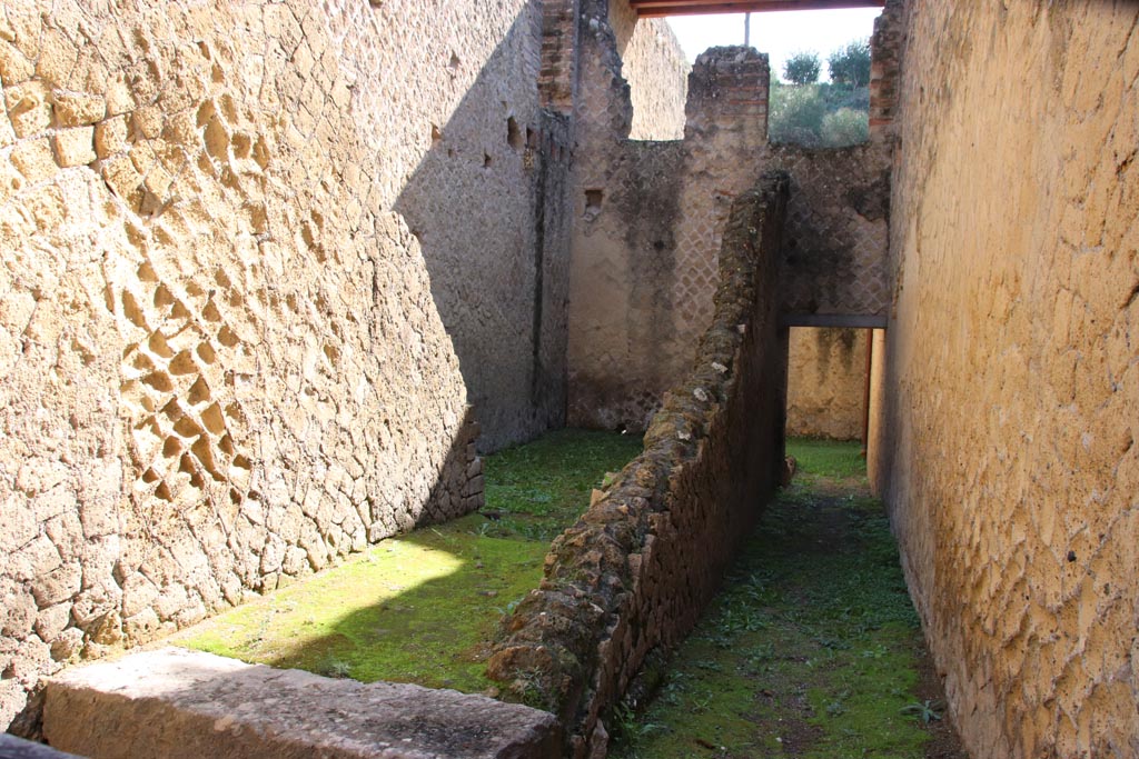 Ins. Orientalis II.7, Herculaneum. September 2015. Looking east from entrance doorway.  Two doorways into rooms on the first floor can be seen in the centre of the photo.  The “modern addition” would be the position of the floor of the rooms on the second floor.
