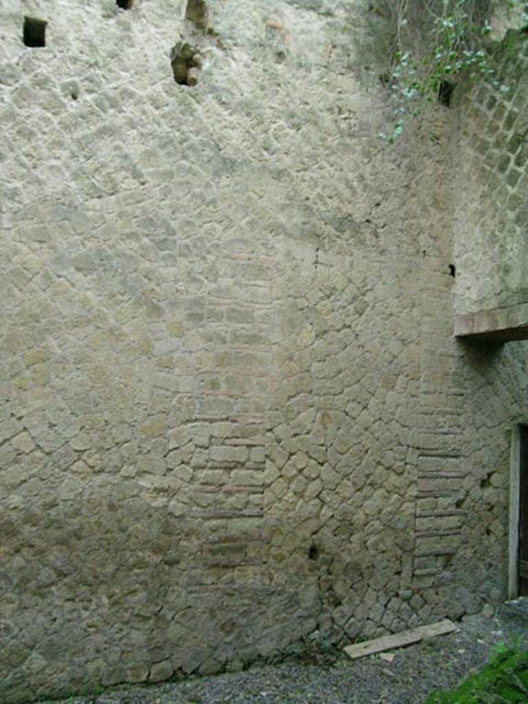 Ins Or II, 7, Herculaneum. December 2004. Upper south wall of rear room through doorway. 
Photo courtesy of Nicolas Monteix.
