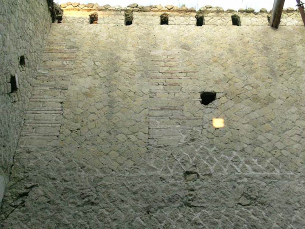 Ins Or II, 7, Herculaneum. October 2004. Looking west towards long and narrow corridor leading to doorway to Cardo V.
Photo courtesy of Nicolas Monteix.
