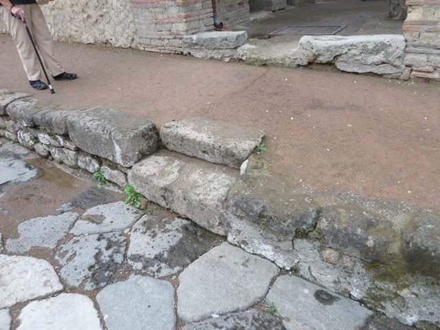 Ins. Orientalis II.8, Herculaneum. September 2015. Two steps from roadway to pavement in front of entrance doorway. 