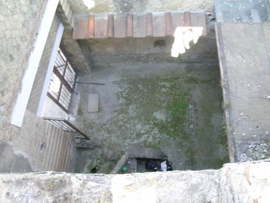 Ins Or II, 9, Herculaneum. May 2006. Entrance doorway threshold at north end. Photo courtesy of Nicolas Monteix.