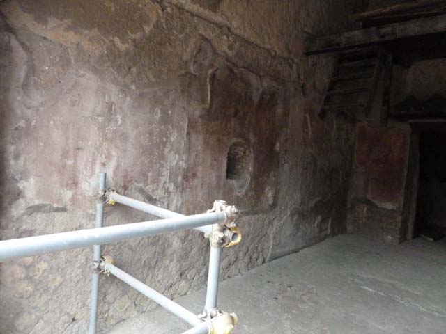 Ins. Orientalis II.9, Herculaneum. September 2015. South wall of wine shop.