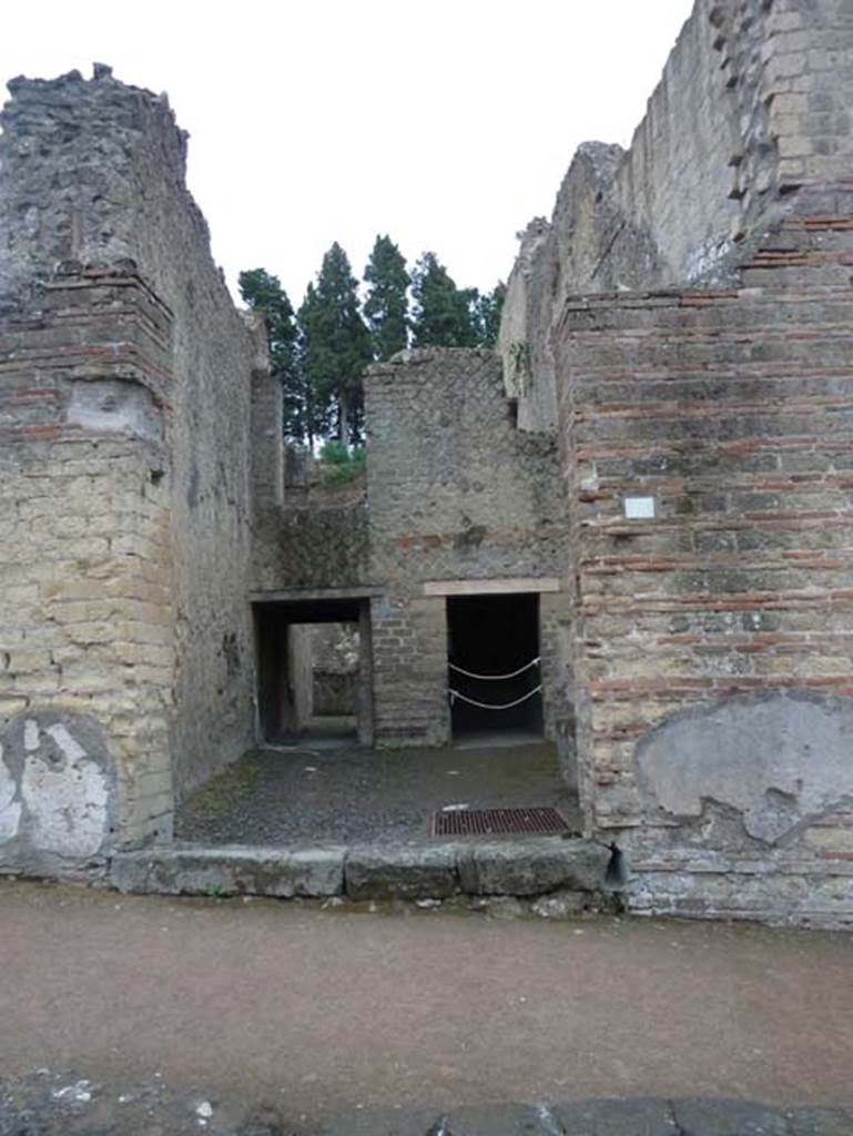 Ins. Orientalis II.10, Herculaneum. September 2015. Looking towards entrance doorway into the kitchen (d).