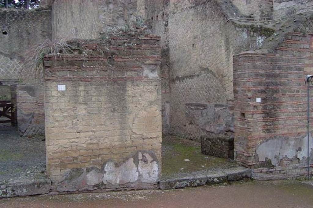Ins. Orientalis II.10, Herculaneum. September 2015. 
Entrance doorway threshold, looking north.
