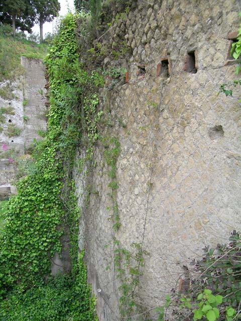Ins. Orientalis II.10, Herculaneum. September 2015. South wall.
Two upper floors as shown by holes for support beams for flooring.

