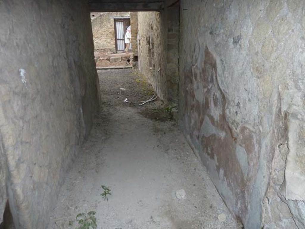 Ins. Orientalis II.10, Herculaneum. September 2015. Looking west along corridor (c) towards kitchen (d).