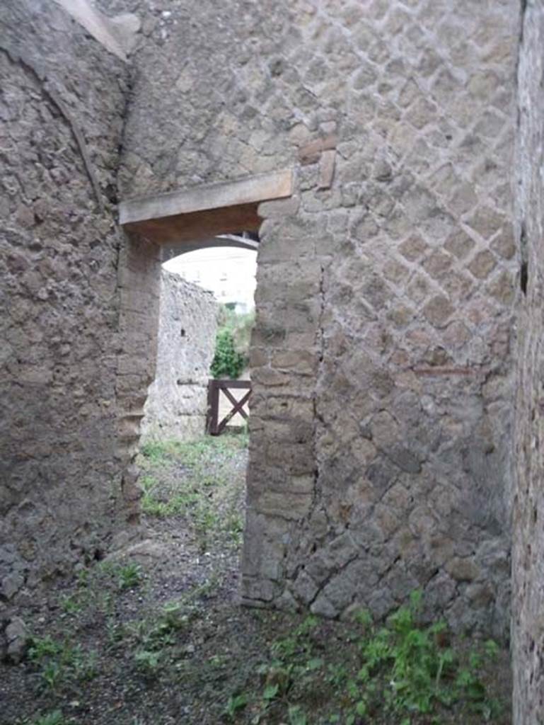 Ins. Orientalis II.11, Herculaneum. September 2015.
Looking north-east to doorway from doorway in Ins. Or. II.10. 
