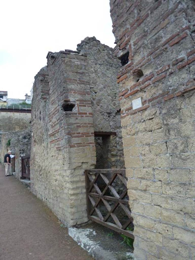 Ins. Orientalis II.12, Herculaneum. September 2015. Looking north towards doorway on Cardo V Superiore.