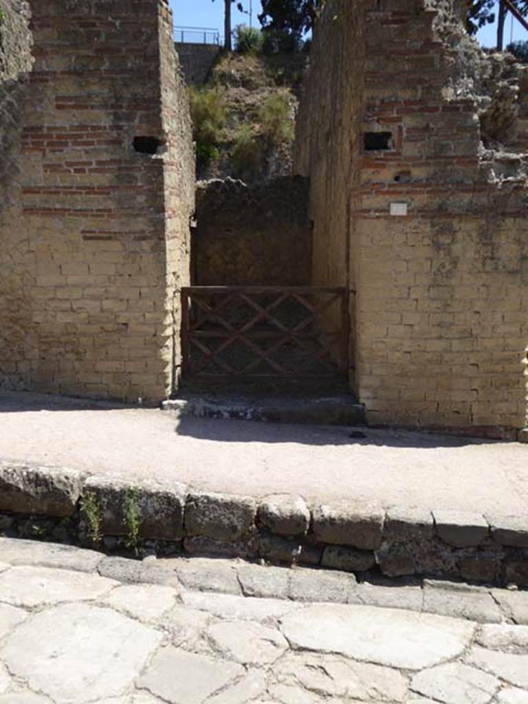 Ins. Orientalis II.12, Herculaneum. July 2015. Looking towards entrance doorway.
Photo courtesy of Michael Binns.
