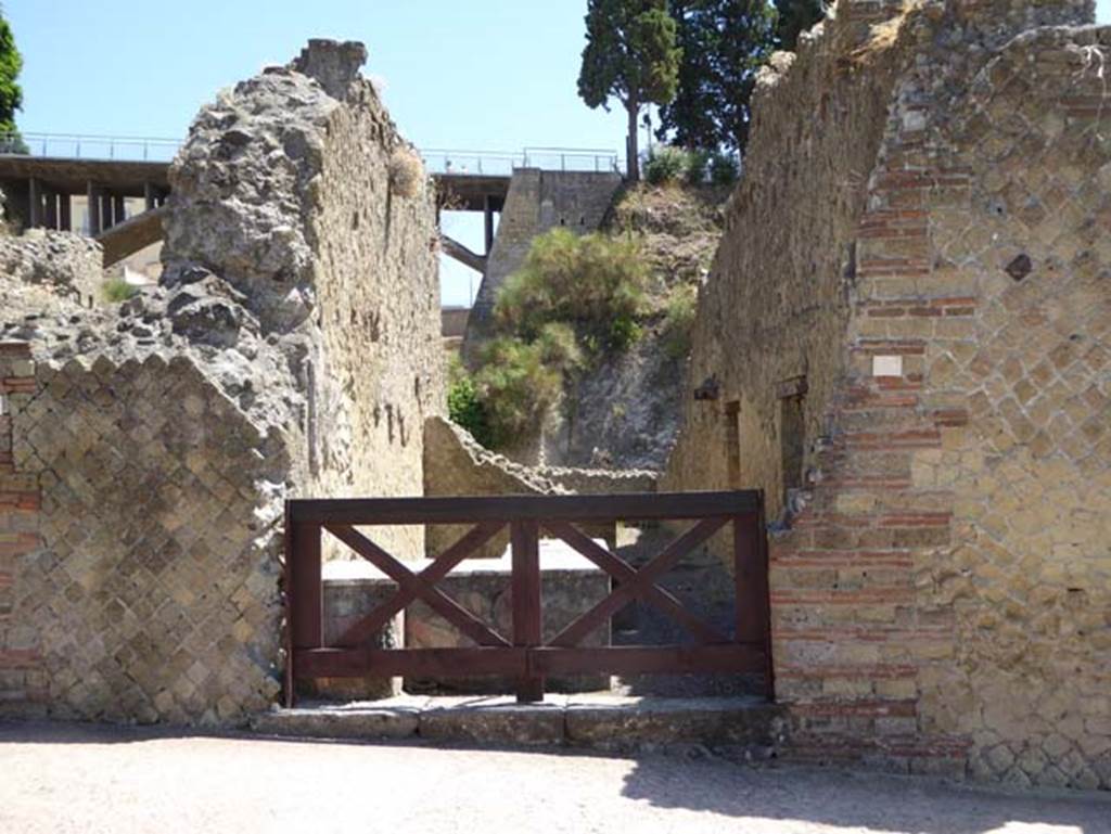 Ins. Orientalis II.13, Herculaneum. July 2015. Looking east towards entrance doorway. Photo courtesy of Michael Binns.