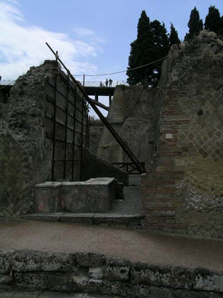 Ins Or. II.13, Herculaneum. June 2006. Looking east to entrance doorway. 
Photo courtesy of Nicolas Monteix.
