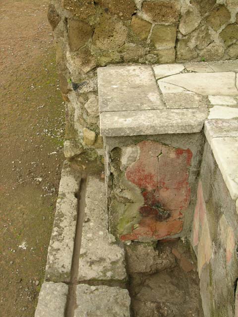 Ins Or II. 13, Herculaneum. December 2004. Detail of counter against north wall. 
Photo courtesy of Nicolas Monteix.
