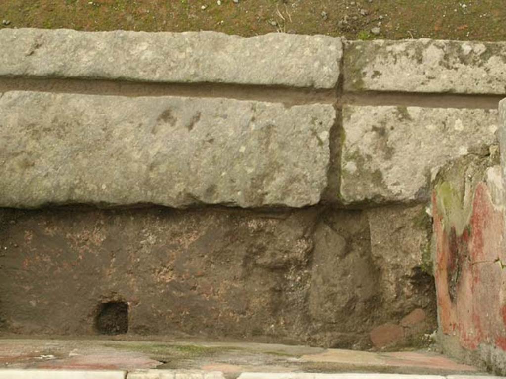 Ins Or II. 13, Herculaneum. December 2004.  Detail of doorway threshold and north end of counter/podium. 
Photo courtesy of Nicolas Monteix.
