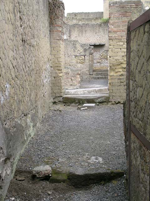 Ins. Orientalis II.15, Herculaneum. September 2015. 
Looking east towards small room against north wall, and corridor to rear near south wall.
