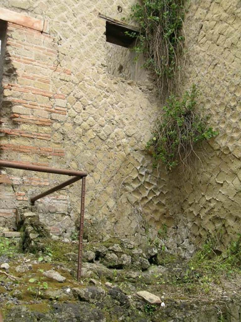 Ins Or II, 15, Herculaneum. May 2004. Rear room “landing”, detail from west wall.   
Photo courtesy of Nicolas Monteix.
