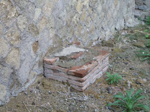 Ins. Orientalis II.16, Herculaneum. September 2015. Masonry structure against the north wall.