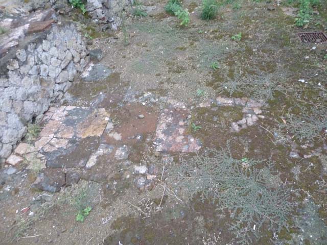 Ins. Orientalis II.18, Herculaneum. September 2015. Remains of flooring near counter against north wall.