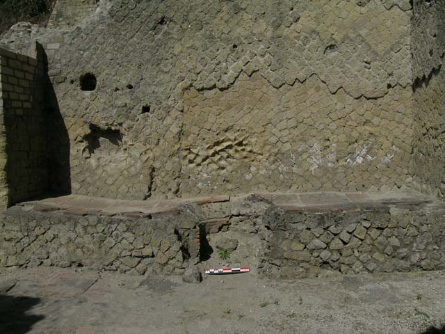 Ins Or II, 18, Herculaneum. May 2006. 
The podium leans against the north wall with a hole in the centre for the lead or terracotta heater/boiler. 
Photo courtesy of Nicolas Monteix.
