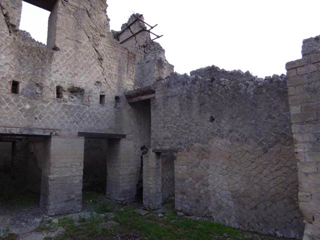 Ins. Orientalis II.18, Herculaneum. September 2015. Looking towards south wall.