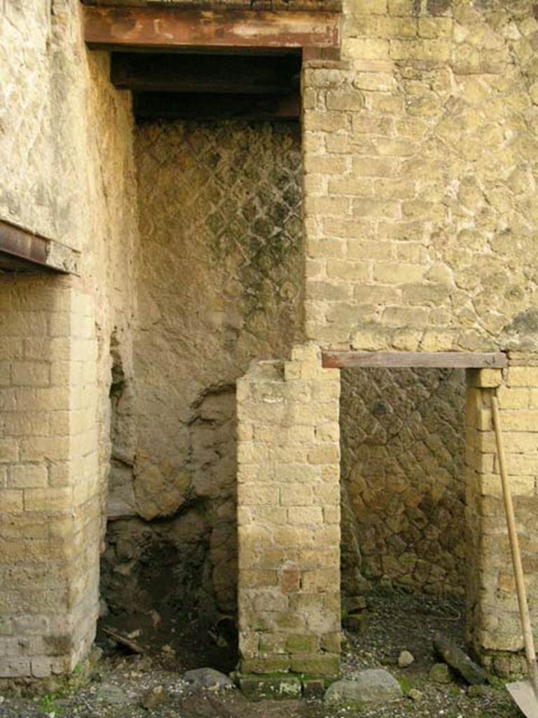 Ins Or II, 18, Herculaneum. May 2004. Doorway to area under the stairs. 
Photo courtesy of Nicolas Monteix.


