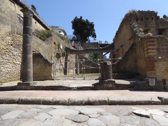 Ins. Orientalis II, 19 Herculaneum, July 2015. Looking east through entrance doorway.
Photo courtesy of Michael Binns.
