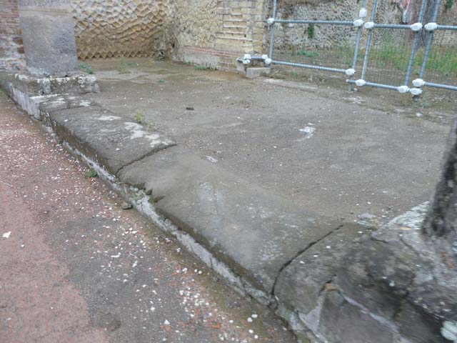 Ins. Orientalis II.19, Herculaneum. September 2015. Central kerb of entrance.