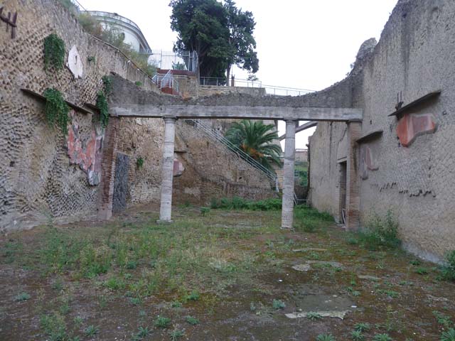 Ins. Orientalis II.19, Herculaneum. September 2015. Looking east. Photo courtesy of Michael Binns.
Two doorways opened from this room at the eastern end, one in the north wall (blocked) into the unexcavated under the houses of Ercolano/Resina.
The other in the south wall into a corridor leading to the loggia of the Palaestra.
