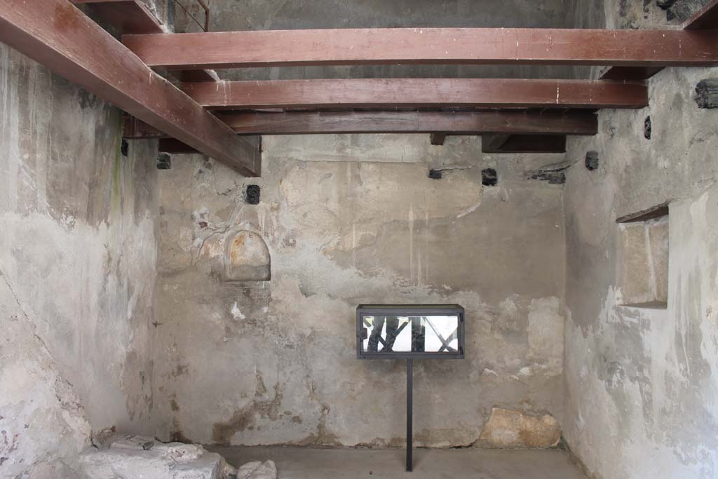 VI.15, Herculaneum. March 2014. Looking towards south wall with arched niche, and display case with carbonised rope.
On the west wall, on right, is a square recess/niche.
Foto Annette Haug, ERC Grant 681269 DÉCOR.

