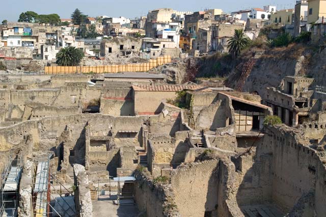 Herculaneum, July 2007. Looking north-west from access roadway, towards upper rooms on loggia of Palaestra.
Photo courtesy of Jennifer Stephens. ©jfs2007_HERC-9261.

