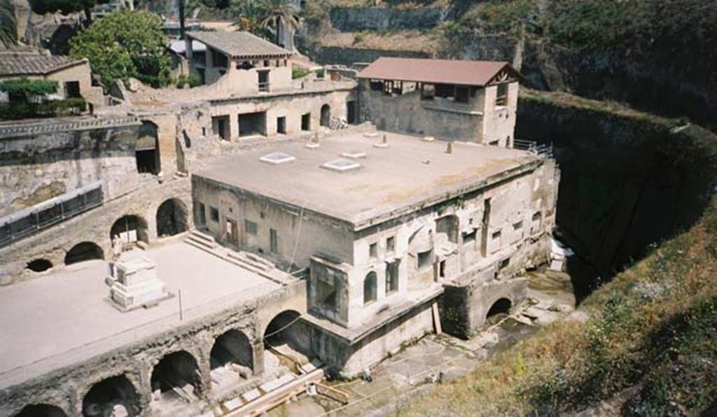 Herculaneum, south-east corner, rear of Ins. Or. 1.1.  4th December 1971.
Looking north-west from access roadway, across garden area towards atrium of House of the Gems, in centre.
On the right is the rear of the atrium of Ins. Or. I.2, the House of Telephus.
Photo courtesy of Rick Bauer, from Dr George Fay’s slides collection.
