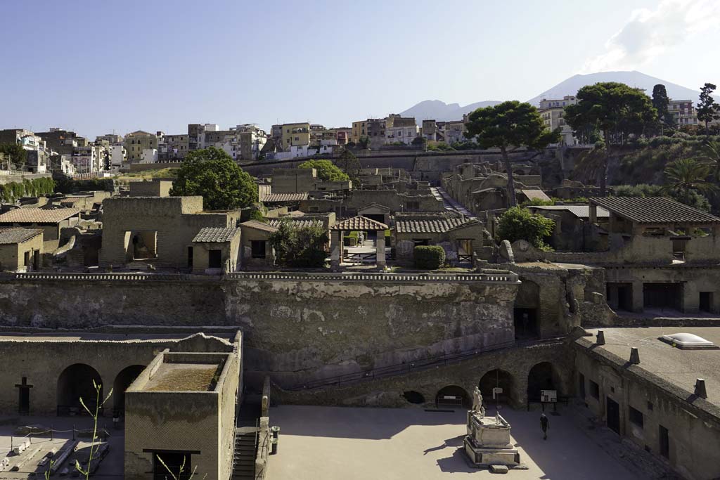 Herculaneum, May 2006. Looking north-east from roadway towards Suburban Baths, centre, and House of the Telephus Relief, top right with scaffolding. Above the roof of the baths, the House of the Gems can be seen. The lower floor, with doorways onto a loggia, belonged to the House of M. Pilius Primigenius Granianus.
