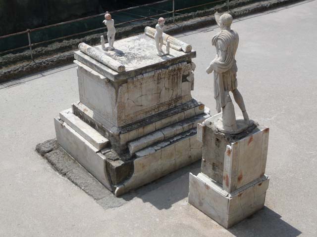 Herculaneum, August 2013.  Memorial altar to Marcus Nonius Balbus and his statue, on the right. Photo courtesy of Buzz Ferebee. 
