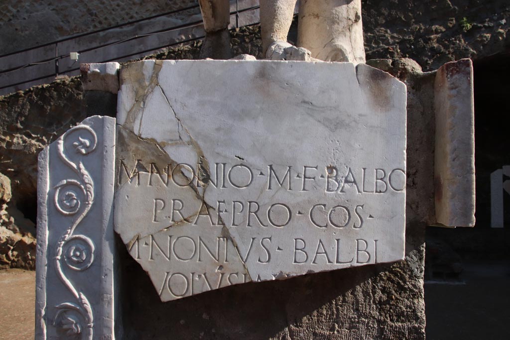 Herculaneum, October 2020. Inscription below statue of Marcus Nonius Balbus. Photo courtesy of Klaus Heese.