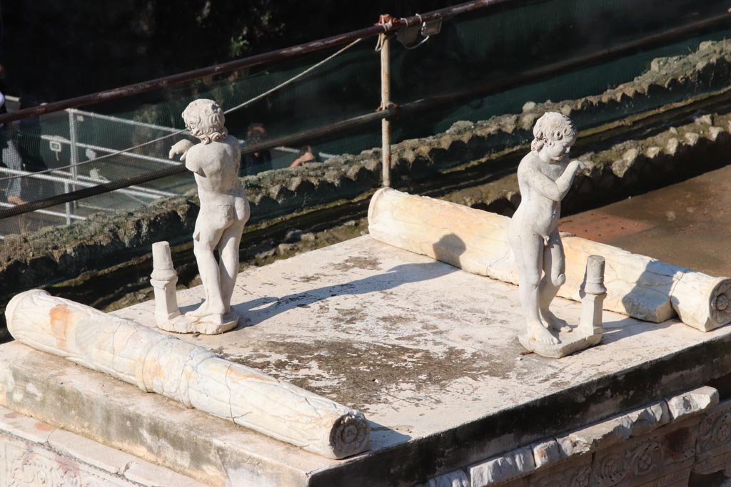 Herculaneum, April 2014. Detail of one of the two statuettes on top of the altar.
Photo courtesy of Klaus Heese.

