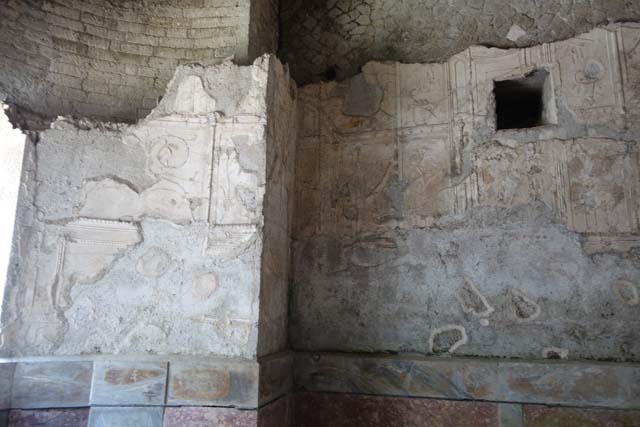Suburban Baths, Herculaneum. April 2008. 
Detail of the cast of the basin and shards of glass buried in the cast. 
Photo courtesy of Nicolas Monteix.
