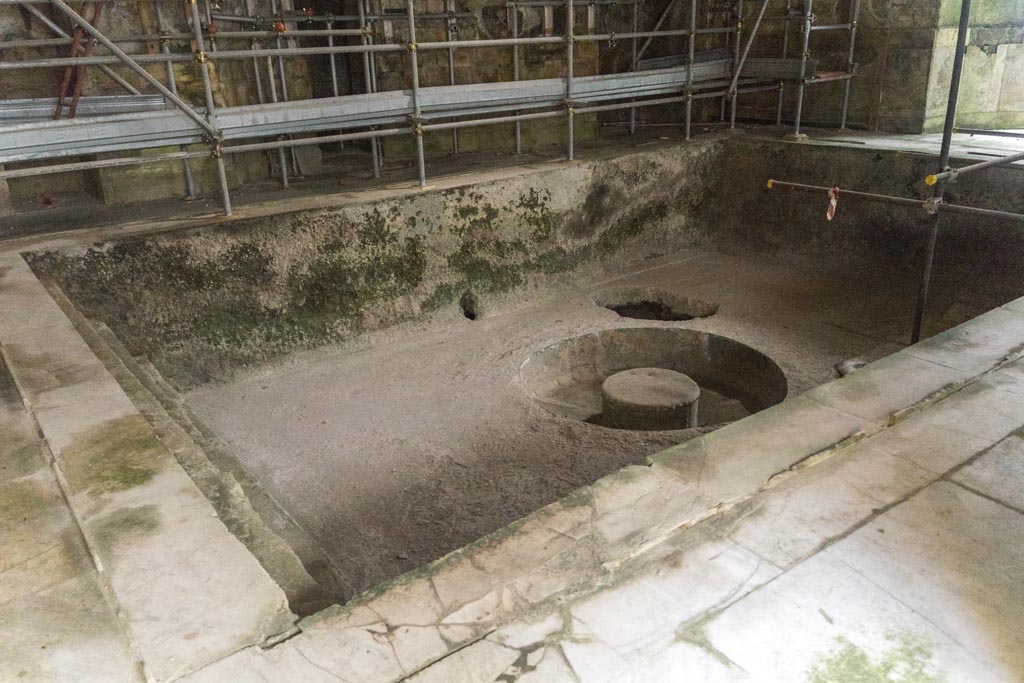 Suburban Baths, Herculaneum. June 2014. Edging of pool. Photo courtesy of Michael Binns.
