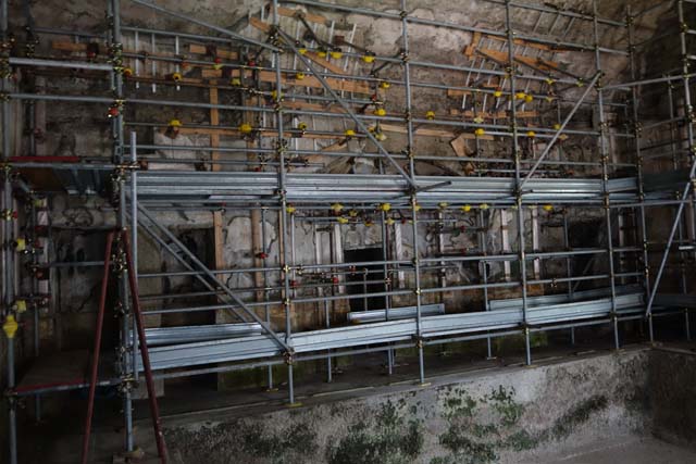 Suburban Baths, Herculaneum, August 2013. Exterior south side of Baths, from access roadway. Photo courtesy of Buzz Ferebee.
