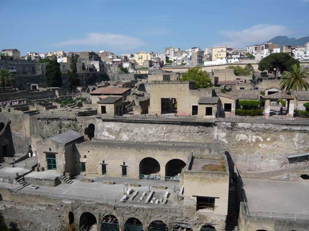 Herculaneum May 2009. Looking north towards rear of House of the Mosaic Atrium, Ins, IV.30 above the Sacred Area, centre, with north end of arched buildings described as boat-sheds, below. Photo courtesy of Buzz Ferebee.
