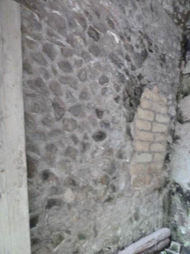 Herculaneum, September 2015. Sacred Area terrace, south wall of room in north-west corner.