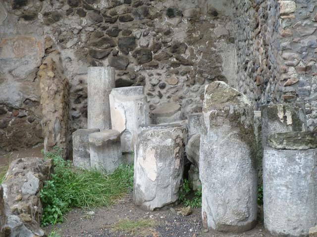 Herculaneum, September 2015. Sacred Area terrace, remains of columns, at west end of terrace.